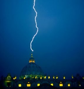 Un rayo cayó sobre el Vaticano