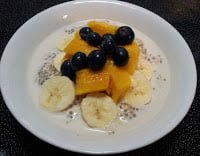Desayuno de avena, Chia y Frutas – Receta Vegetariana