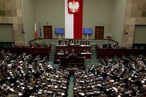 Polonia aprueba una Ley dominical que prohíbe abrir comercios los domingos.