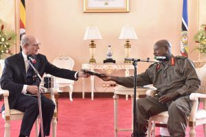 Presidente de Uganda considera eliminar exámenes en Sábado tras solicitud de Ted Wilson