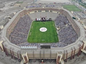 Ted Wilson reúne a 52.000 personas en un estadio en Perú