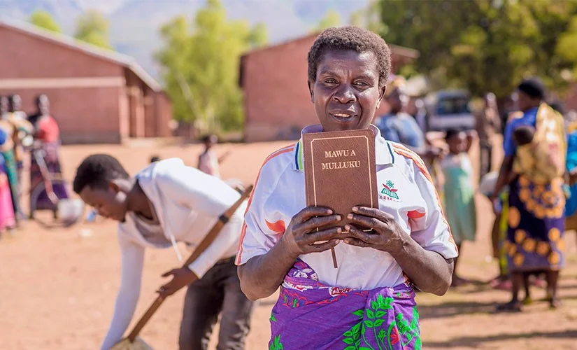La traducción de la Biblia llega a 700 idiomas