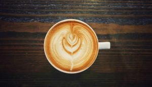 Consumir cafeína diariamente reduce el volumen del cerebro, afirma estudio científico